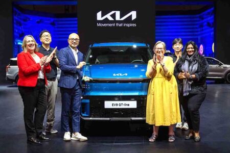 THE WOMEN WORLDWIDE CAR OF THE YEAR PRESENTS THE KIA EV9 WITH THE AWARD FOR BEST CAR IN THE WORLD